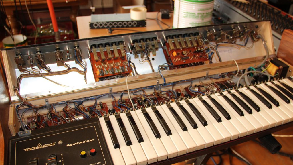 Ctl vermona gdr synthesizer 1983 inside a